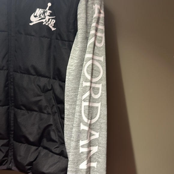 Jordan Boys Vest/Hoodie Combo Jacket Gray /Black sz Medium Great Condition - Picture 5 of 7